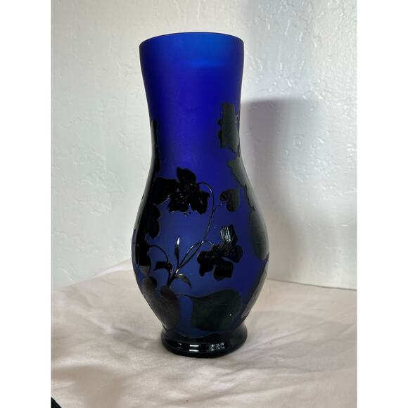 Vintage Cobalt Blue Glass Vase with Black Floral Overlay Signed Art Glass 10” - Picture 10 of 12